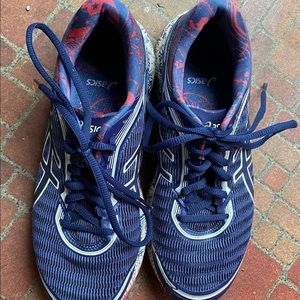 WOMEN SIZE 7.5 ASICS